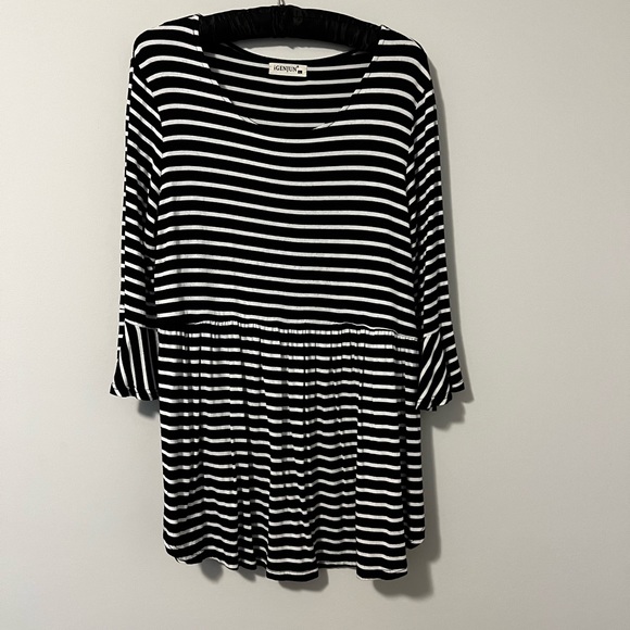 Striped peplum 3/4 sleeve top. - Picture 2 of 6